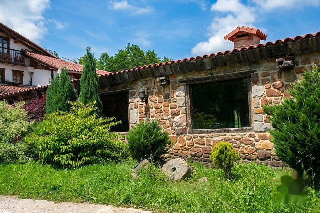 La fachada de piedra y la cubierta de teja
