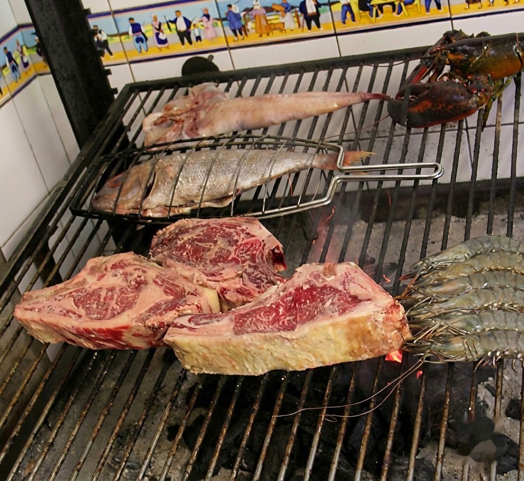 Piezas de carne sobre las parrillas, con la brasa por debajo