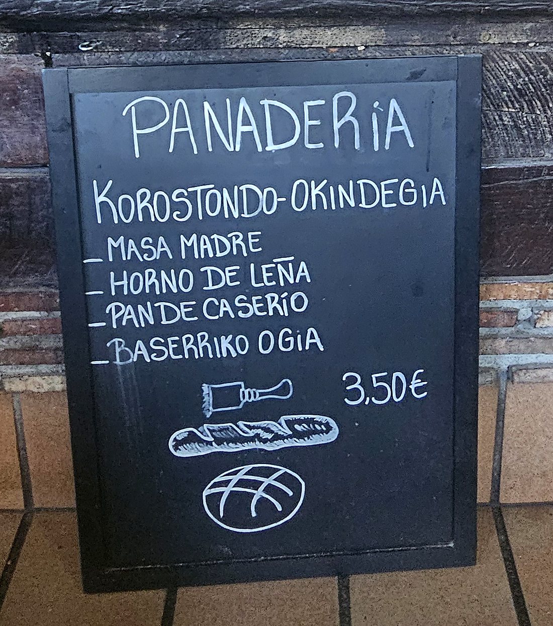 Pizarra escrita a mano con la oferta de panadería y el precio