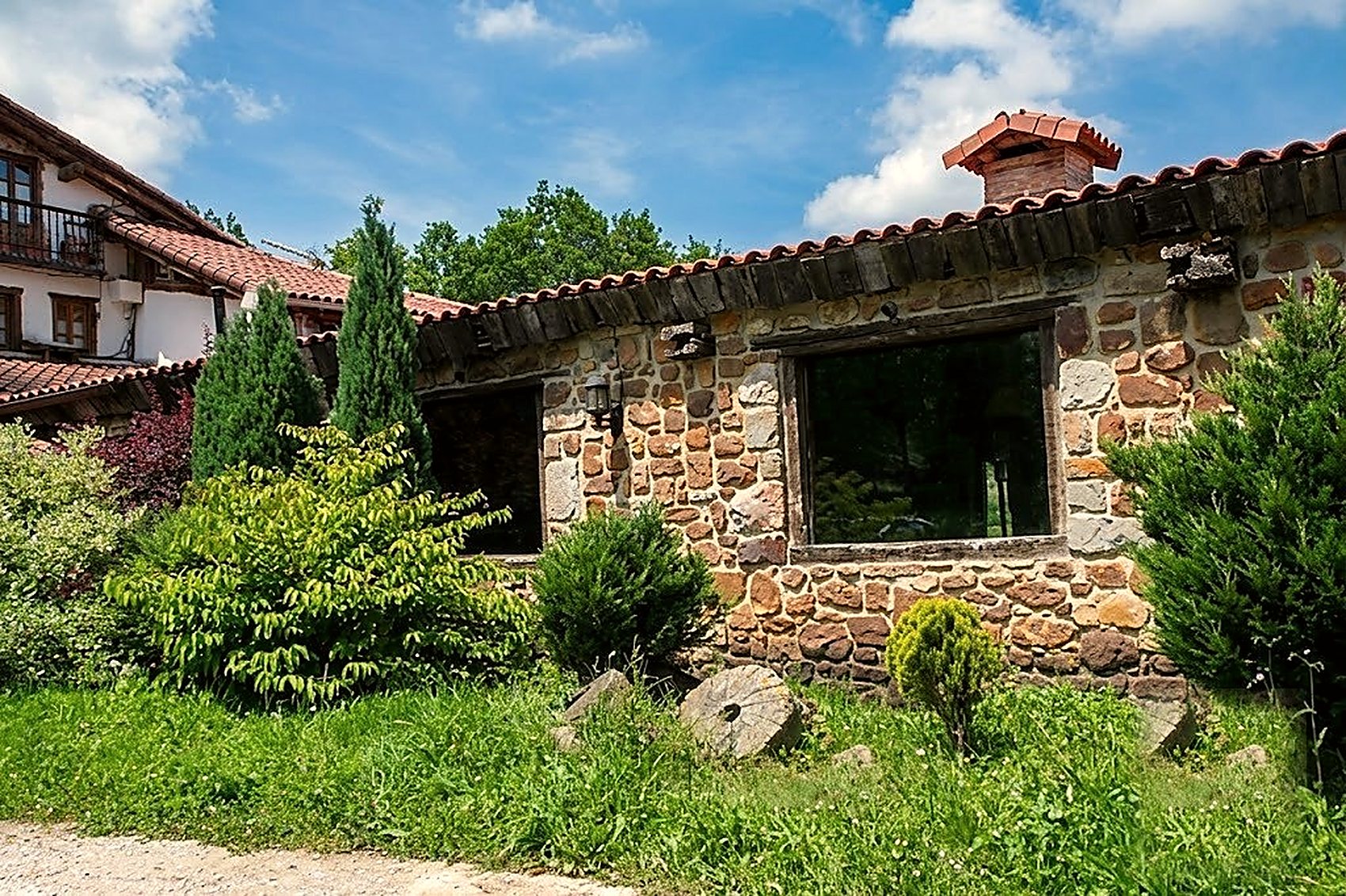 El caserío Korostondo en Otxandio: muro de piedra, tejado de teja roja y el verde de los pastos