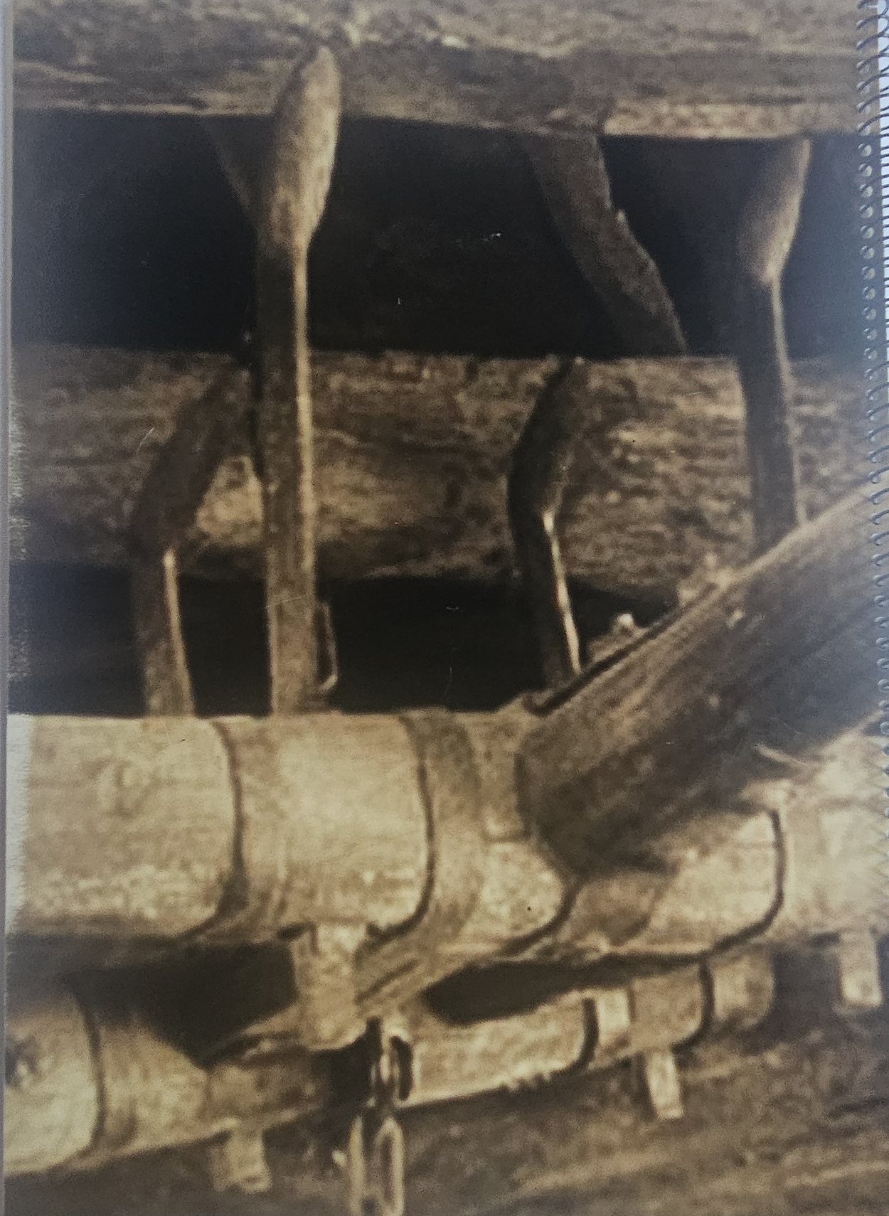 Fotografía antigua en sepia del mecanismo de madera del caserío